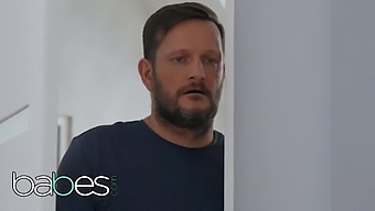 Kleintittige Schönheit Erfüllt Die Wünsche Ihres Stiefdaddys