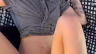 Unglaubliches Selbstgemachtes Video, In Dem Eine Wunderschöne Frau Von Einem Riesigen Anaconda-Schwanz Gefickt Wird