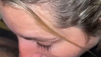 Eine Vermögende Blonde Frau Befriedigt Einen Schwarzen Mann Und Die Wünsche Der Eigenen Mutter