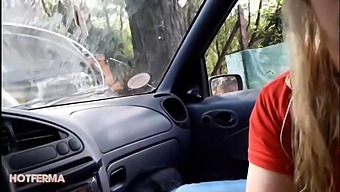 Eine Reife Frau Beim Öffentlichen Blowjob