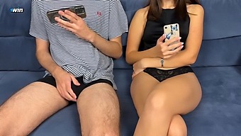 Stiefbruder Gesellt Sich Zu Seiner Stiefschwester, Um Pornos Zu Schauen Und Zu Masturbieren, Aber Sie Überrascht Ihn Mit Einer Handarbeit Und Einem Finger-Orgasmus