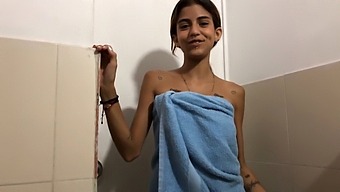 Eine Junge Indische Schwester Entdeckt, Wie Ich Mich In Ihrem Badezimmer Selbst Befriedige Und Empfängt Meinen Höhepunkt Gnädig Auf Ihrem Unschuldigen Gesicht