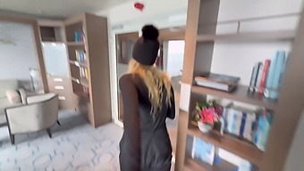 Lüsterne Blondine Betrügt Mit Einem Fremden Auf Einer Kreuzfahrt In Diesem Hd-Porno-Video.
