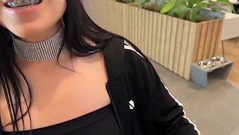 Eine Frau Trifft Einen Fan Im Einkaufszentrum Und Er Bringt Sie Zu Ihrem Lieblingsplatz.