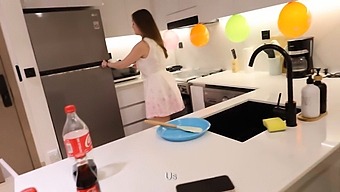 Ich Habe Ein Rollenspiel Mit Der Mutter Meines Freundes In Der Küche An Seinem Geburtstag.