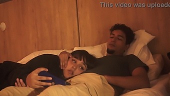 Mein Stiefbruder Hatte Harten Sex Mit Mir Und Brachte Mich Dazu, Ihm In Einer Szene Eines Pornofilms Einen Deepthroat Zu Geben.